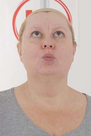Age46-LesleyCorlett/12_Pucker-Look_Up/01_Cam01.jpg